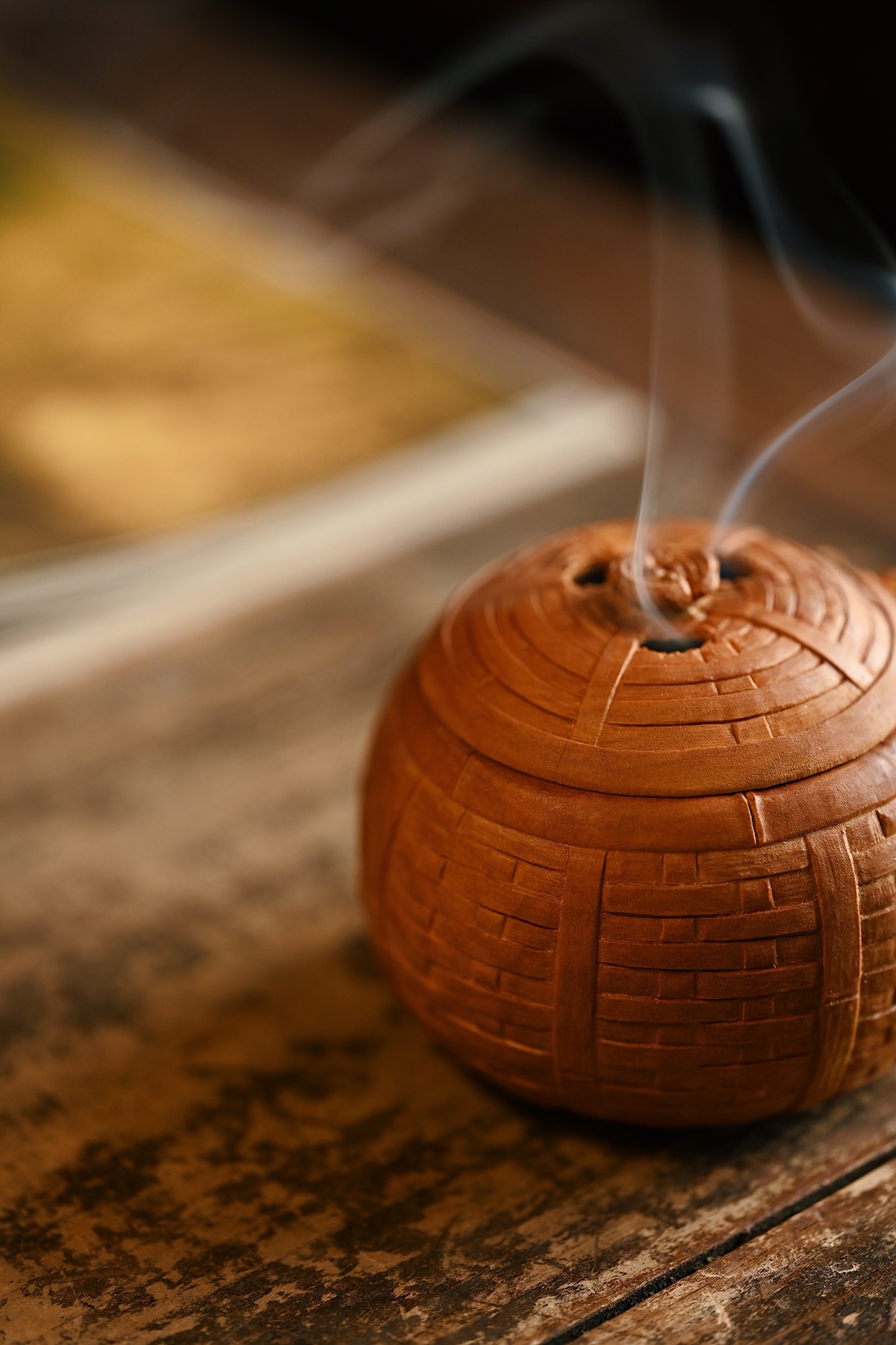 老山檀 | 富甲天下 香炉整雕为竹篓之形，器壁仿竹编纹理，一丝不苟，外壁浮雕双天