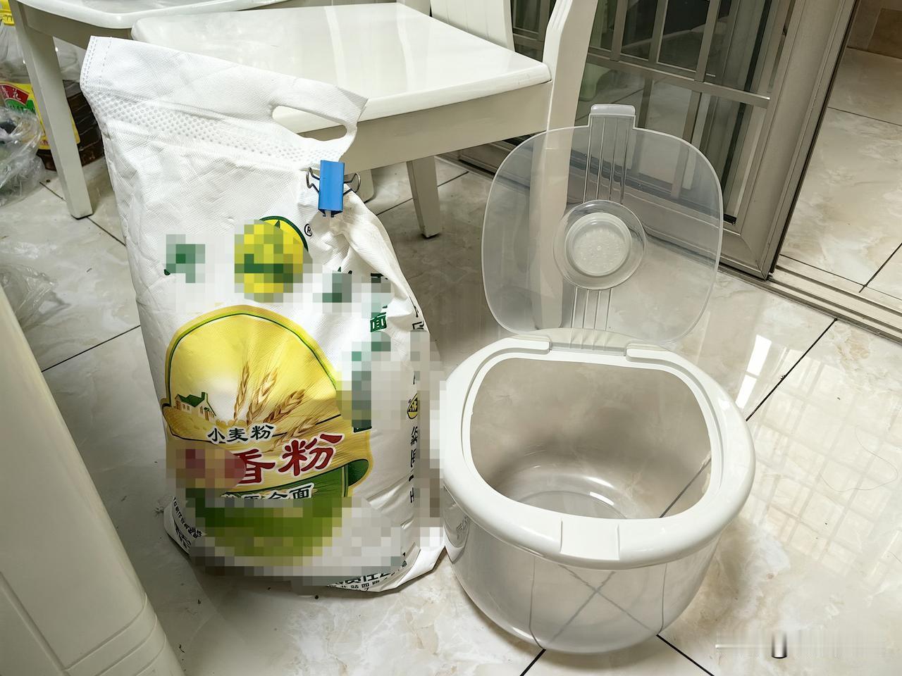 网上买了一袋20斤重面粉，又买了一个20斤容积的装面桶，防止面粉受潮。买回来后我