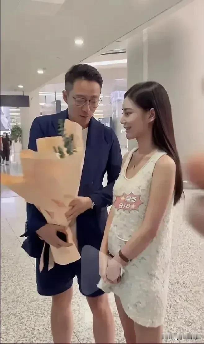 怪不得急着领证，肚子已经藏不住了啊！看起来有四个月的样子，汪小菲掩饰不住满脸喜悦