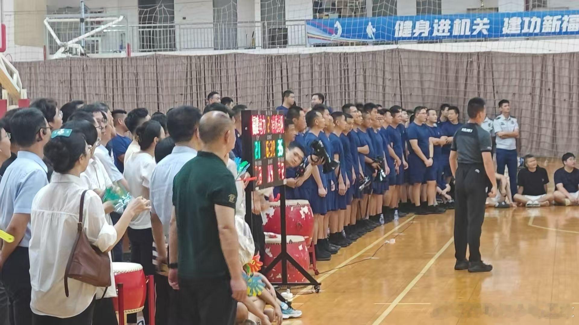 今天晚上省直机关决赛，消防总队对阵国家电网。蓝哥哥这啦啦队阵仗太霸气了[允悲] 