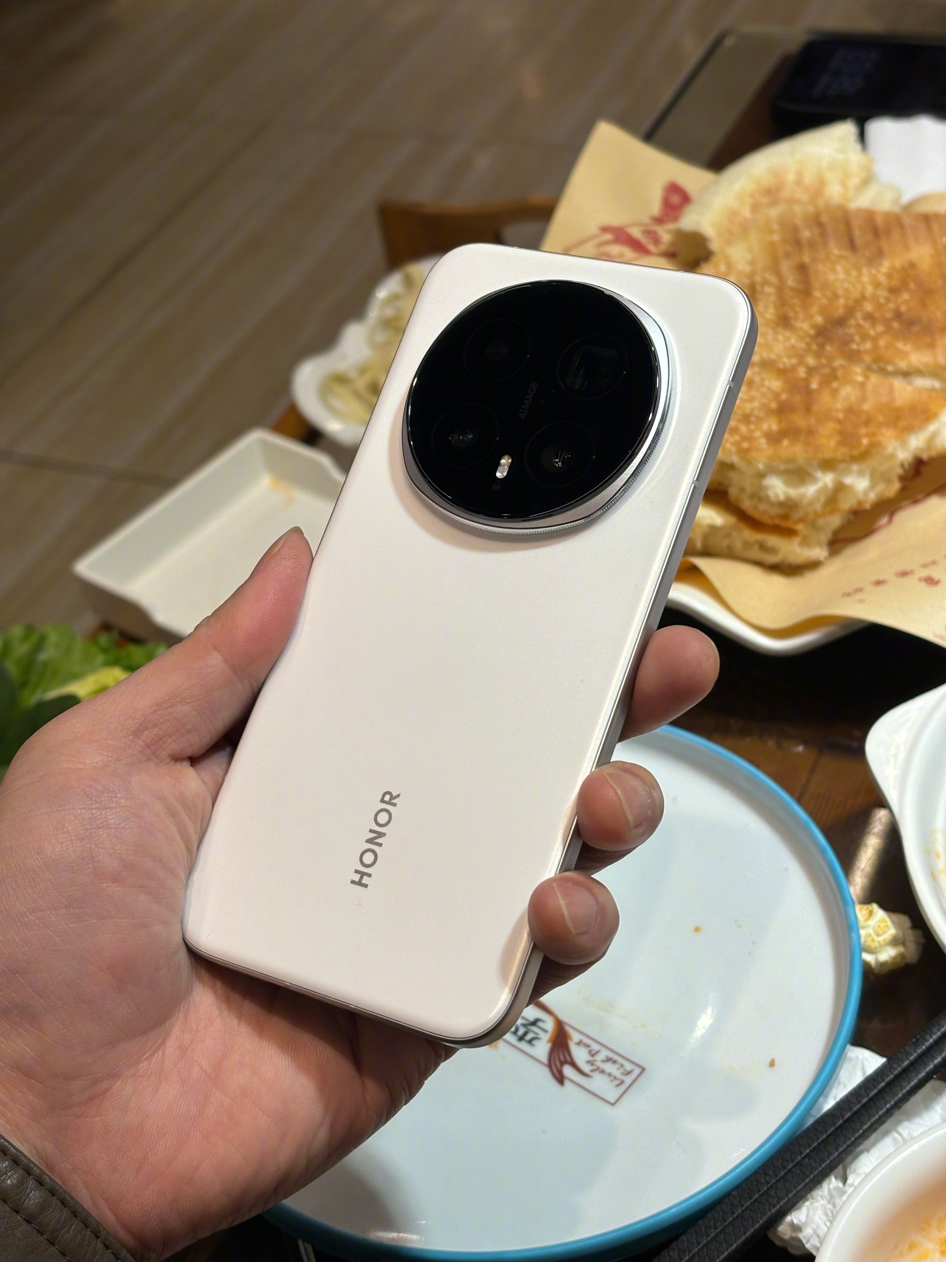 出来吃饭，同桌几个朋友都没有用过荣耀，但是看了我用的Magic8 Pro体验了一