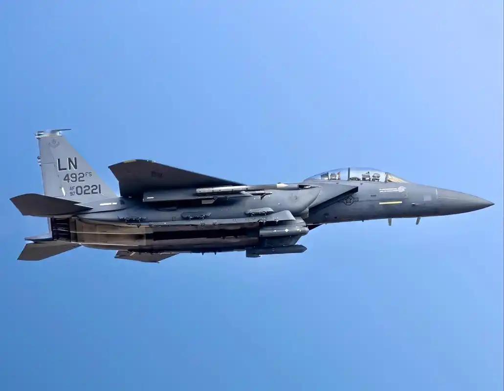 美军绝密幽灵首次曝光，靠黑科技隔空抢人，数千平方公里内感知心跳..
 
CIA局