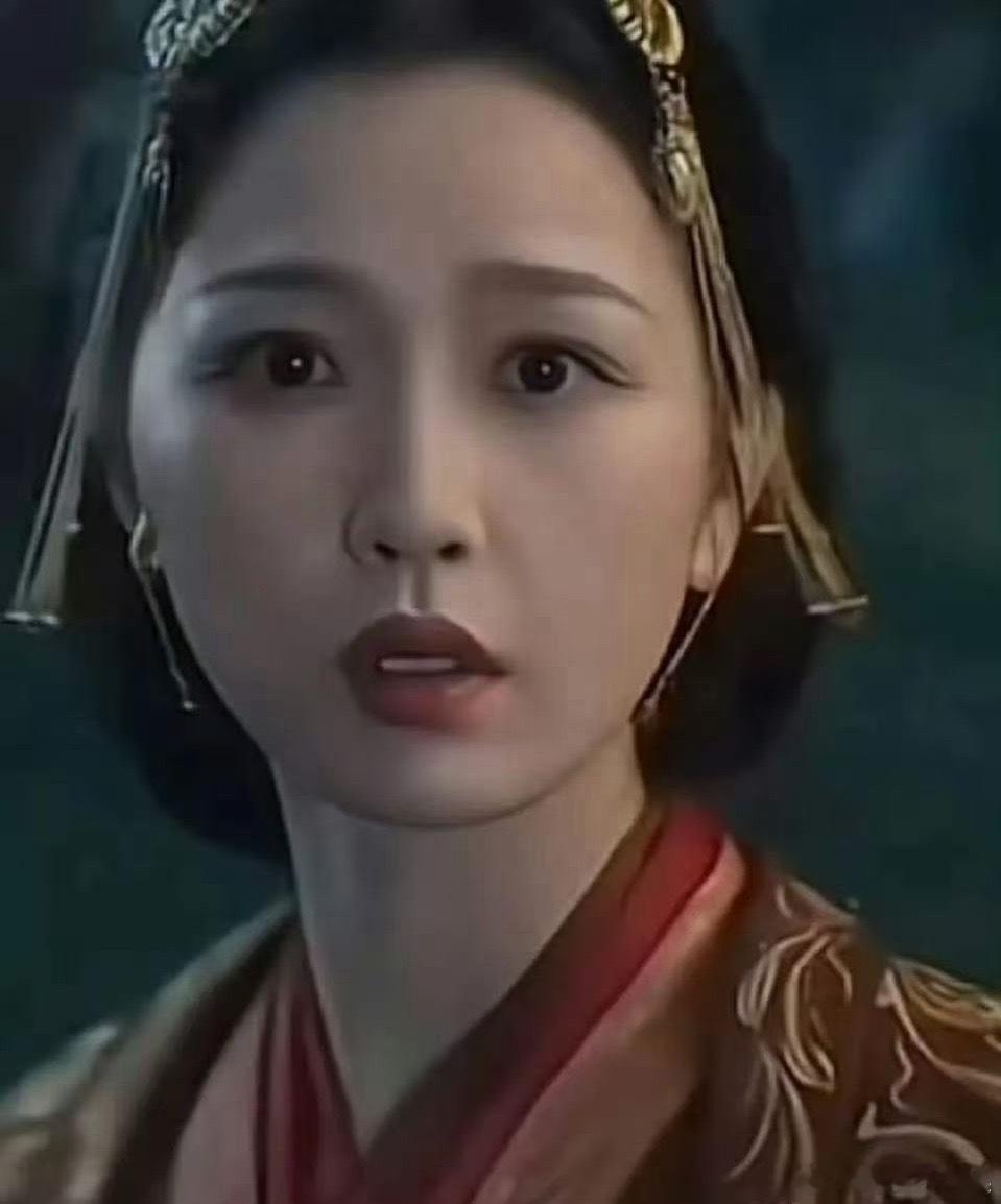 妆造再贵也救不了这木头演技，简直像被抽走了灵魂。 