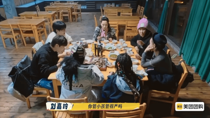 张柏芝 大儿子管我管得很凶张柏芝表示自己对孩子是很温柔的，不是严格的路线，相比较
