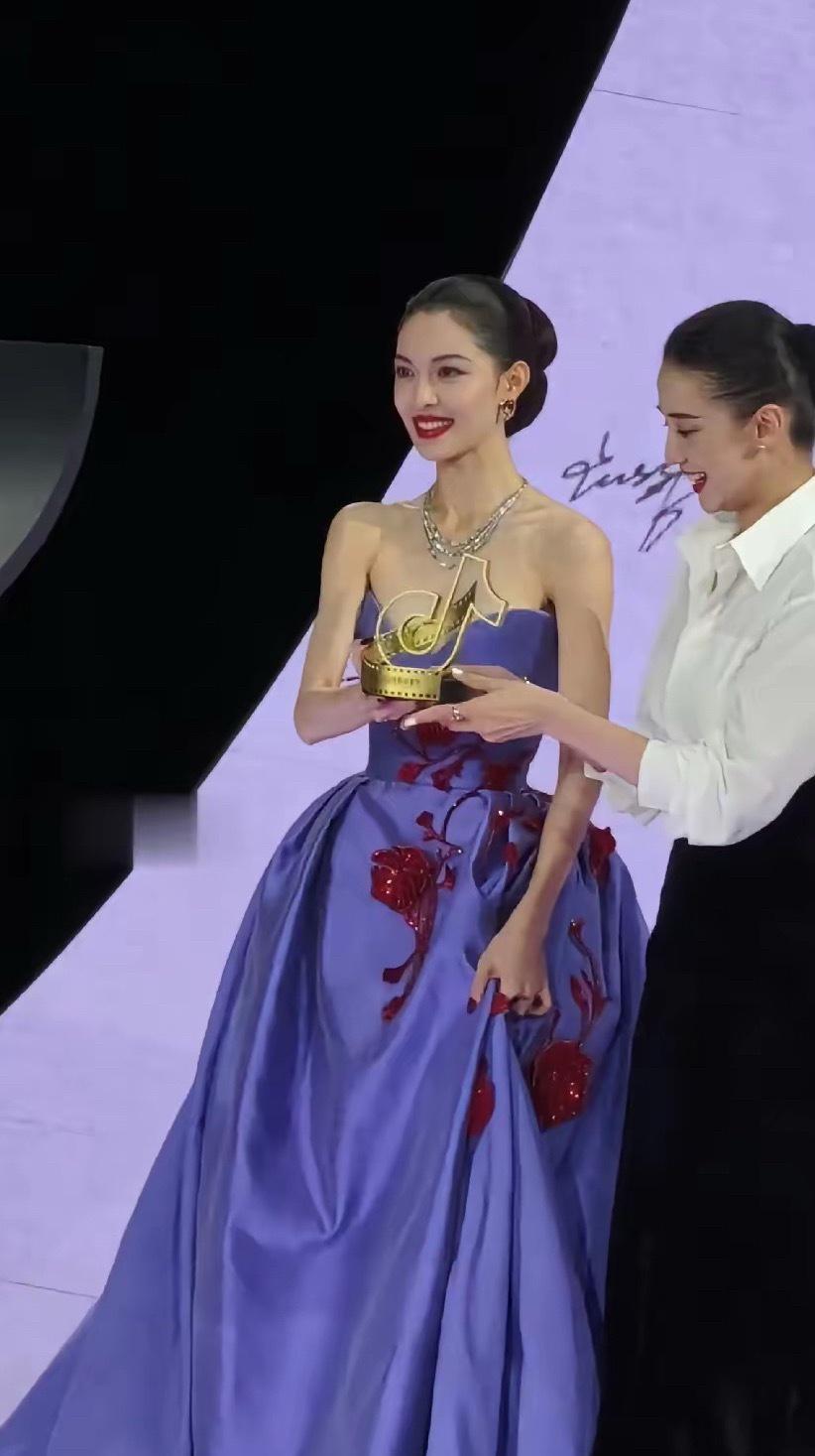 宋佳：给我拿会儿。
钟楚曦：不给。
宋佳：就一下。
钟楚曦：我的。
宋佳：我是影