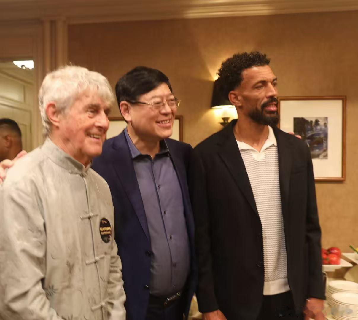 杨元庆已经与佛得角守门员沃奇尼亚合影了？联想反应这么快吗，已经要请这位神奇门将代