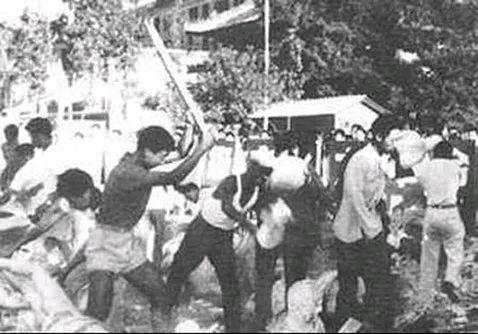 1953年，民兵连长南京出差，路遇街巷，听到商贩夫妻吵架，男人骂人的声音，一下吸