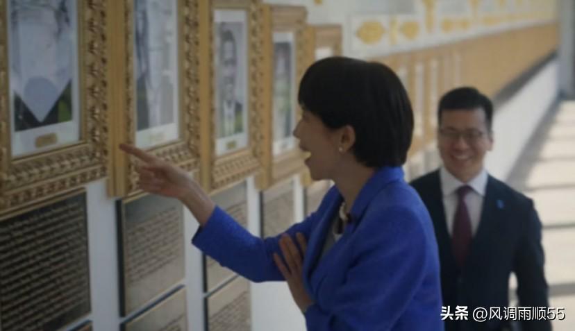 日本网友不淡定了，抓着日本首相高市早苗访美期间，手指着美国前总统乔拜登被自动签名