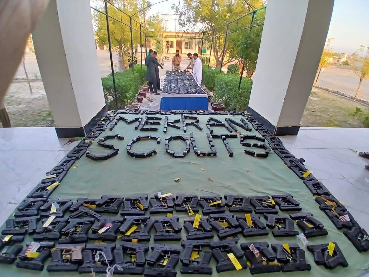 巴基斯坦安全部队在俾路支省图尔巴特附近的萨米查获一辆走私武器的车辆，发现大量格洛