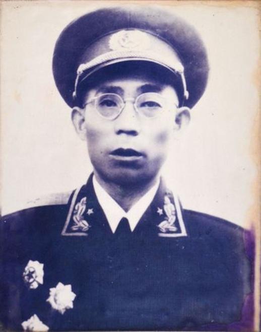 妻妻子被地主霸占，他为报仇加入红军，22年后成为了军区副司令回乡
“1952年八