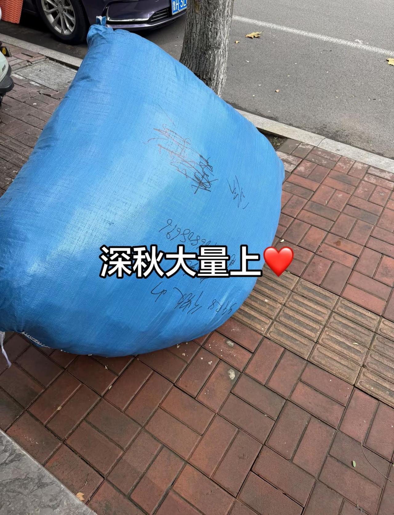 看着这些货两眼发黑，一点不想干，店太小，怎么挂，怎么放，挤的满满当当，扒拉不动?