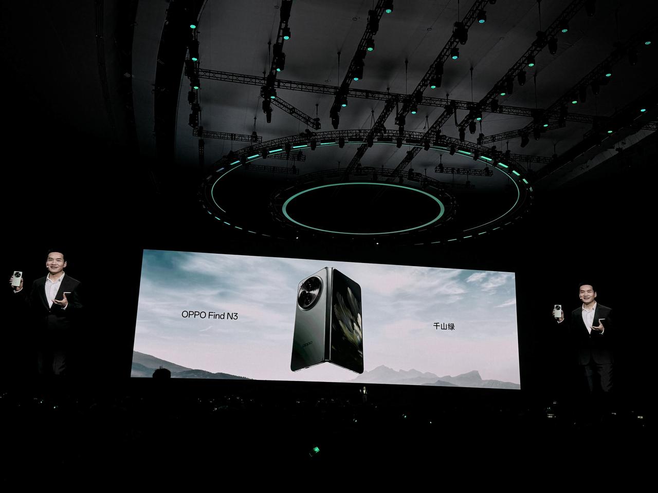 OPPO Find N3三个配色，讲道理，这种大折叠我可能会更倾向于沉稳的黑色。