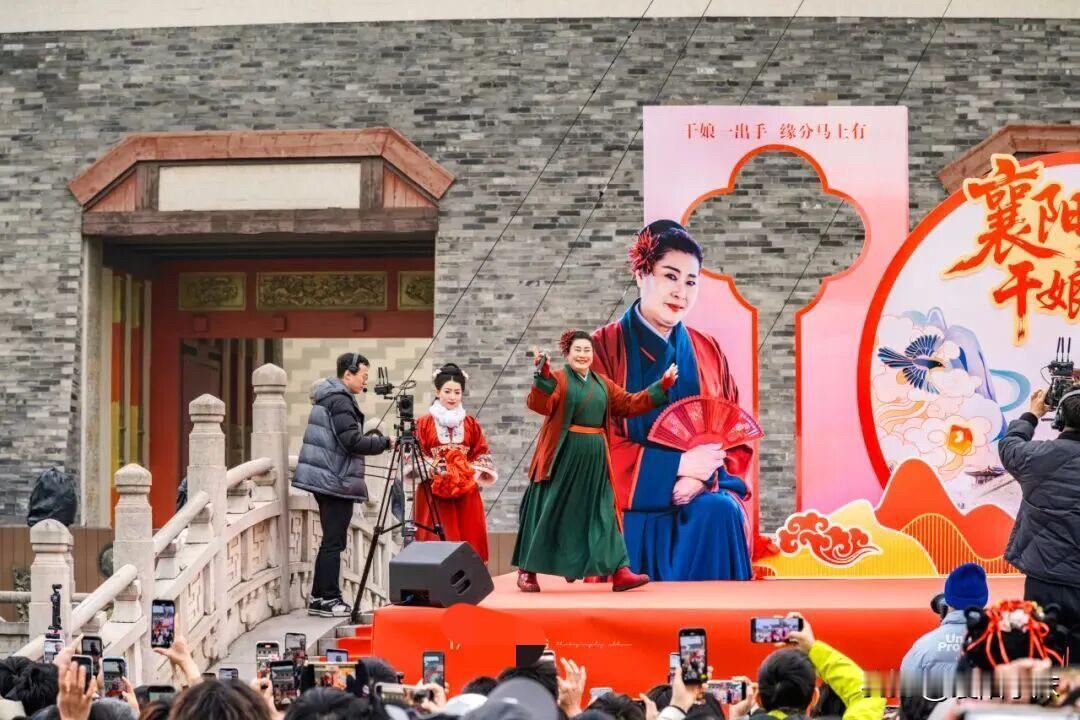 襄阳的唐城景区最近到底咋了 全城人都往那跑 

文 / 襄阳小沫

开封王婆走进
