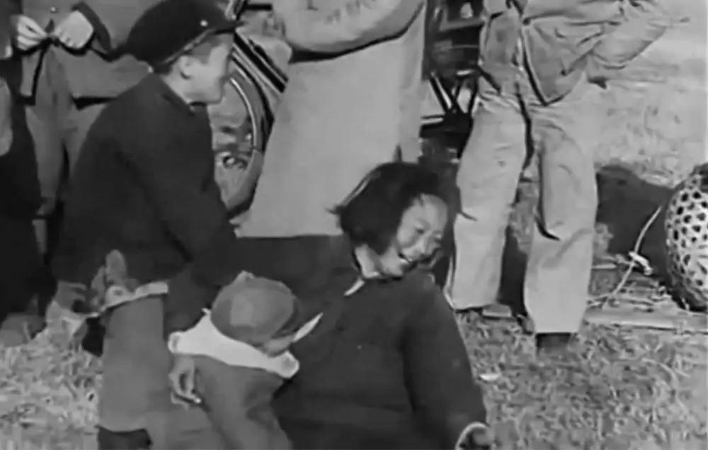 1945年8月，日本宣布无条件投降，消息沿着山路、渡口、田埂传进华中的小村庄，锣