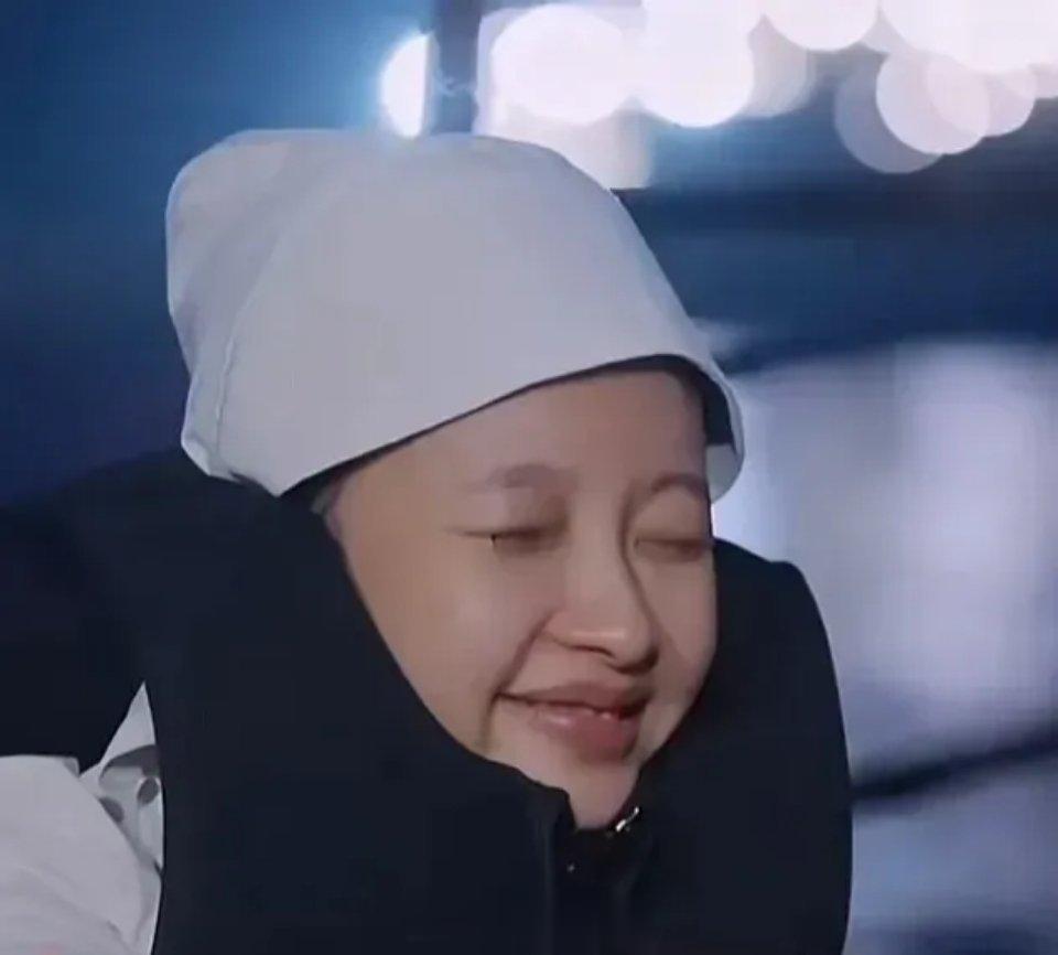 #美妆生活# 没想到真实的孙怡生图是这个样子的，头发像Papi酱一样短而少，常年