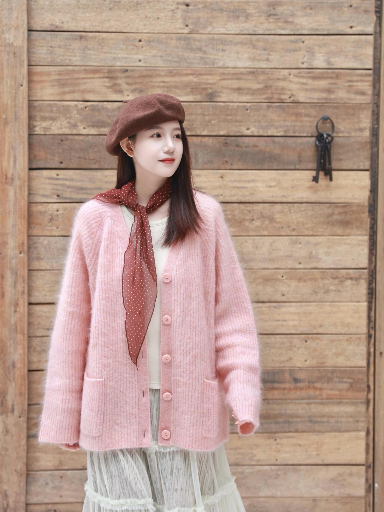 复古少女风粉色毛衣+棕色贝雷帽优雅迷人时尚风穿搭