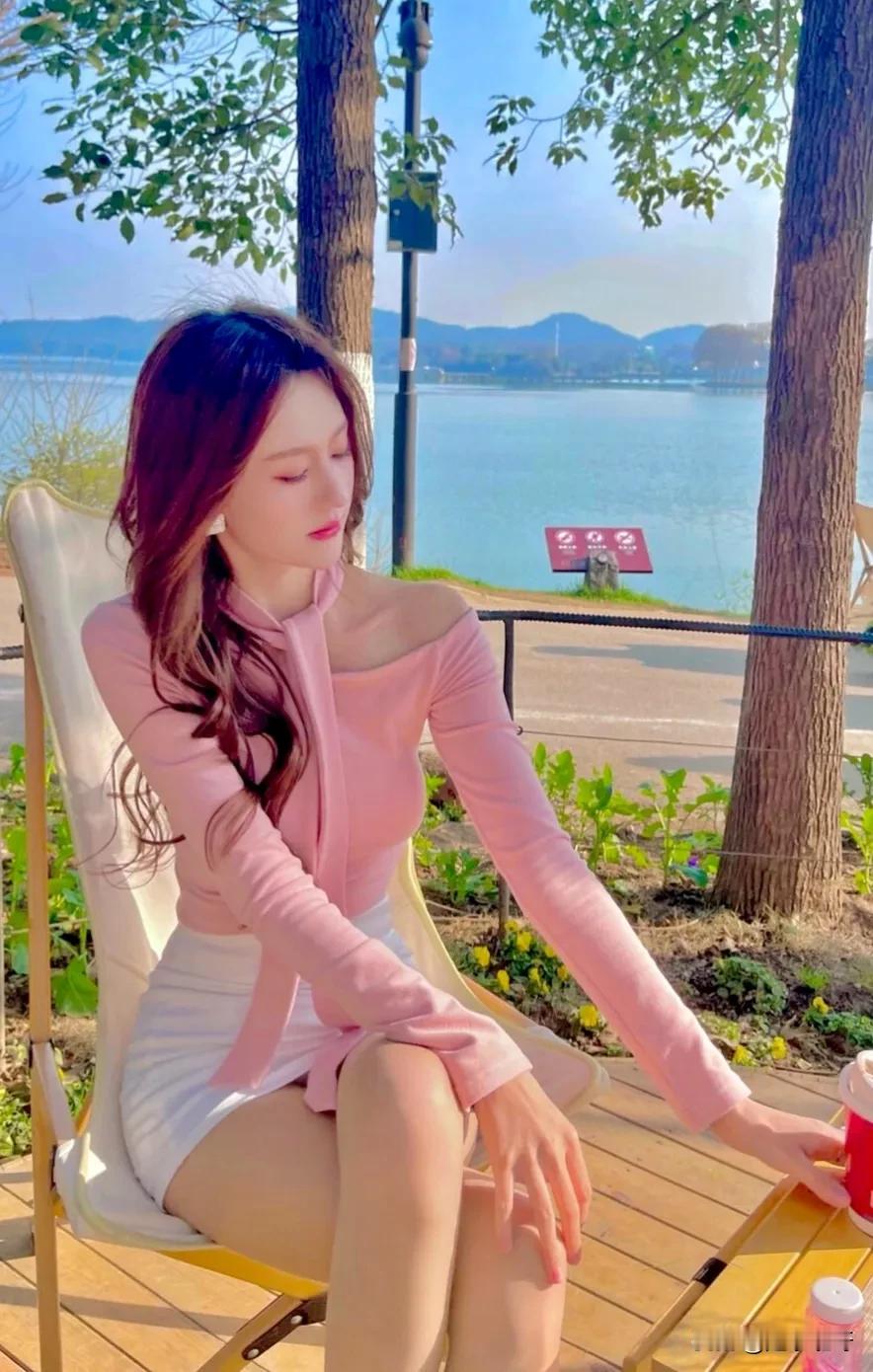 美女特别喜欢粉色的上衣搭配白色短裙