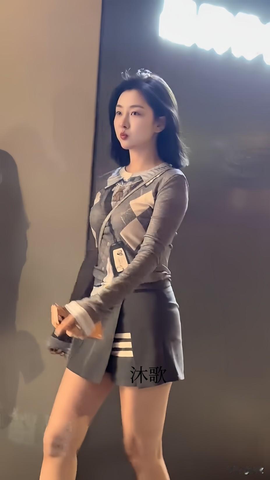 美女气质不错，走路都带风。街拍靓女 街拍 美女