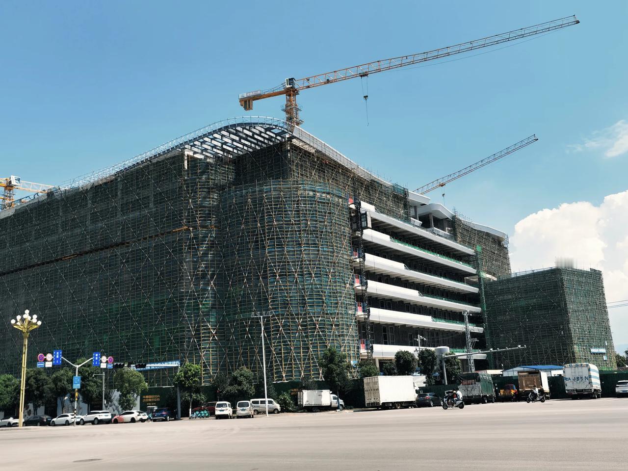 斗南花卉市场对面的斗南花卉物流中心建设速度还是非常的快，主塔楼23层，群楼7层，