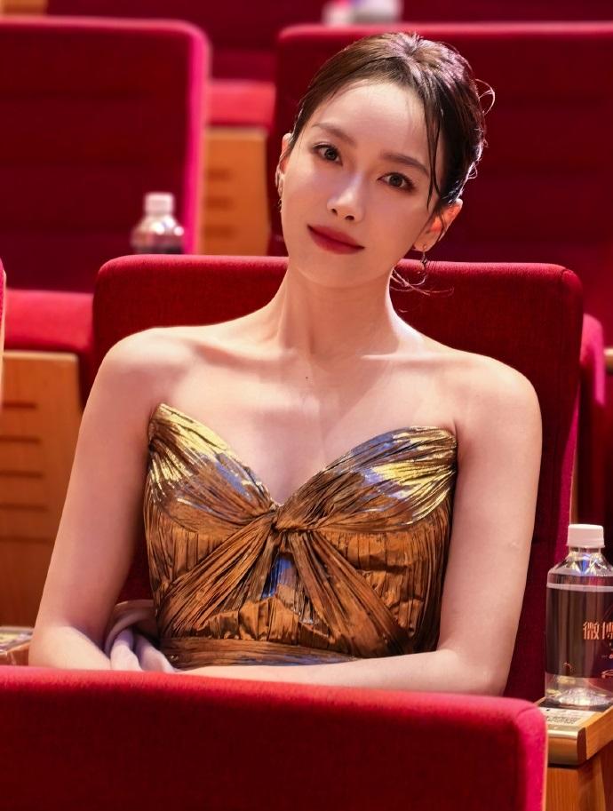 今天宋茜在出席时尚活动的时候穿了一件金色的裙子，看上去有种光彩照人的魅力。

她