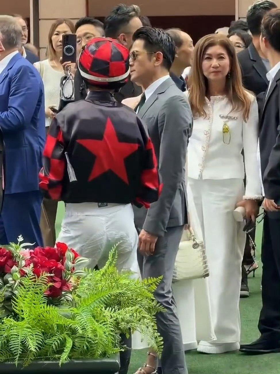 香港马会偶遇郭富城一家四口香港名媛不帮郭富城方媛P图被骂全家出行画面超和睦，天王