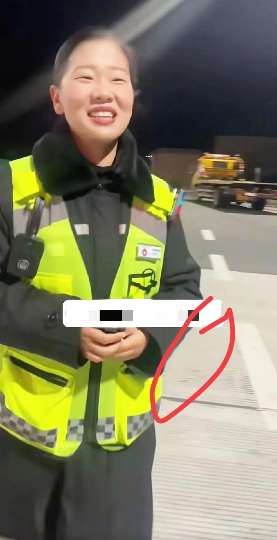 高速收费站一女收费员，寒冷深夜中的一个举动，竟让一众车友吵着要把这位女收费员送上