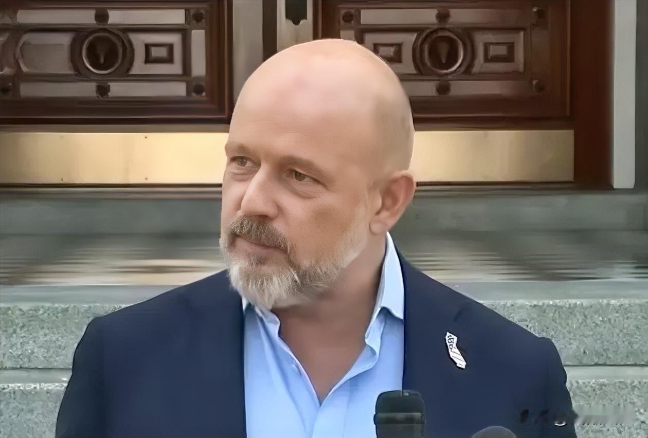 加州共和党州长候选人希尔顿声称，将研究大幅提高其核心减税政策的免税额上限，使更多