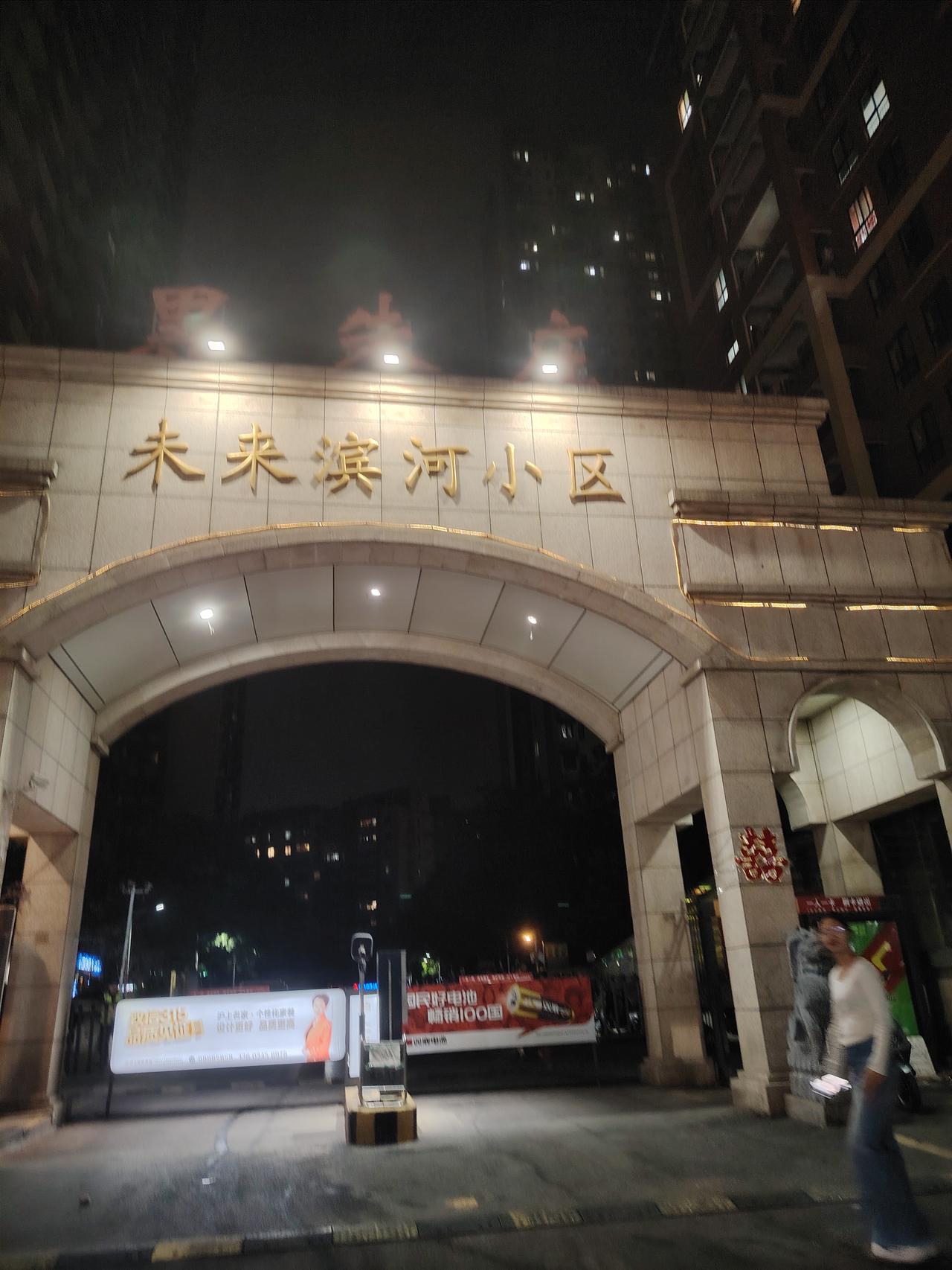 郑州市集中整治占道经营，路边摊，众说纷纭，发表一下看法！
        每逢接