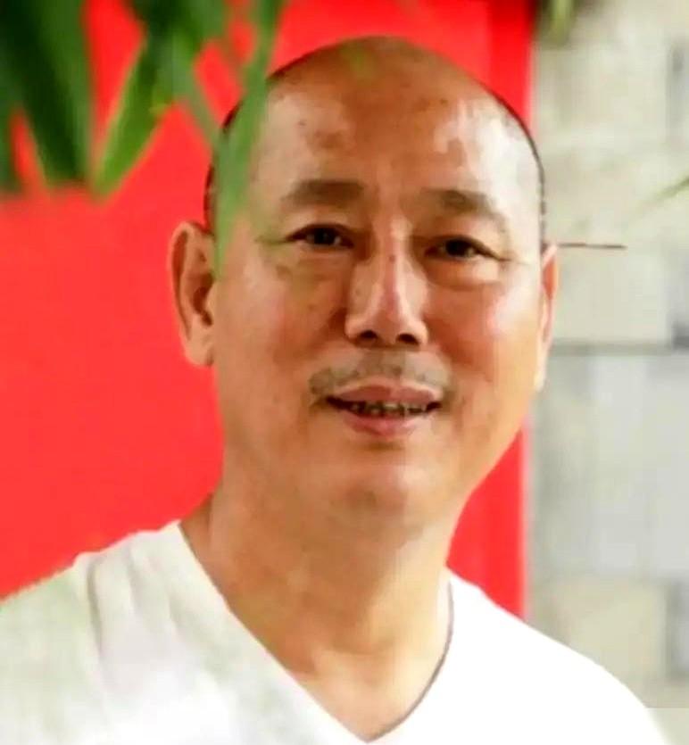 李诚儒是最后一个知道这事的。
李诚儒花百万全款提新车送给儿子当礼物，李大海转头就