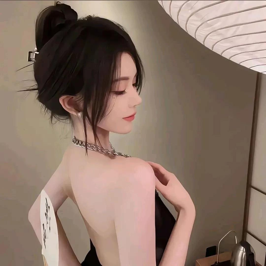 优雅黑发，时尚链条，温柔侧颜，复古氛围。黑发女神 黑发辣妹 黑发写真 高级感黑发