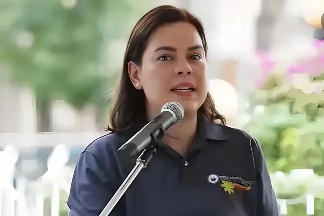 前总统杜特尔特的女儿萨拉发文了！
永远不要忘记她提到有一架飞机，用来带走她的父亲