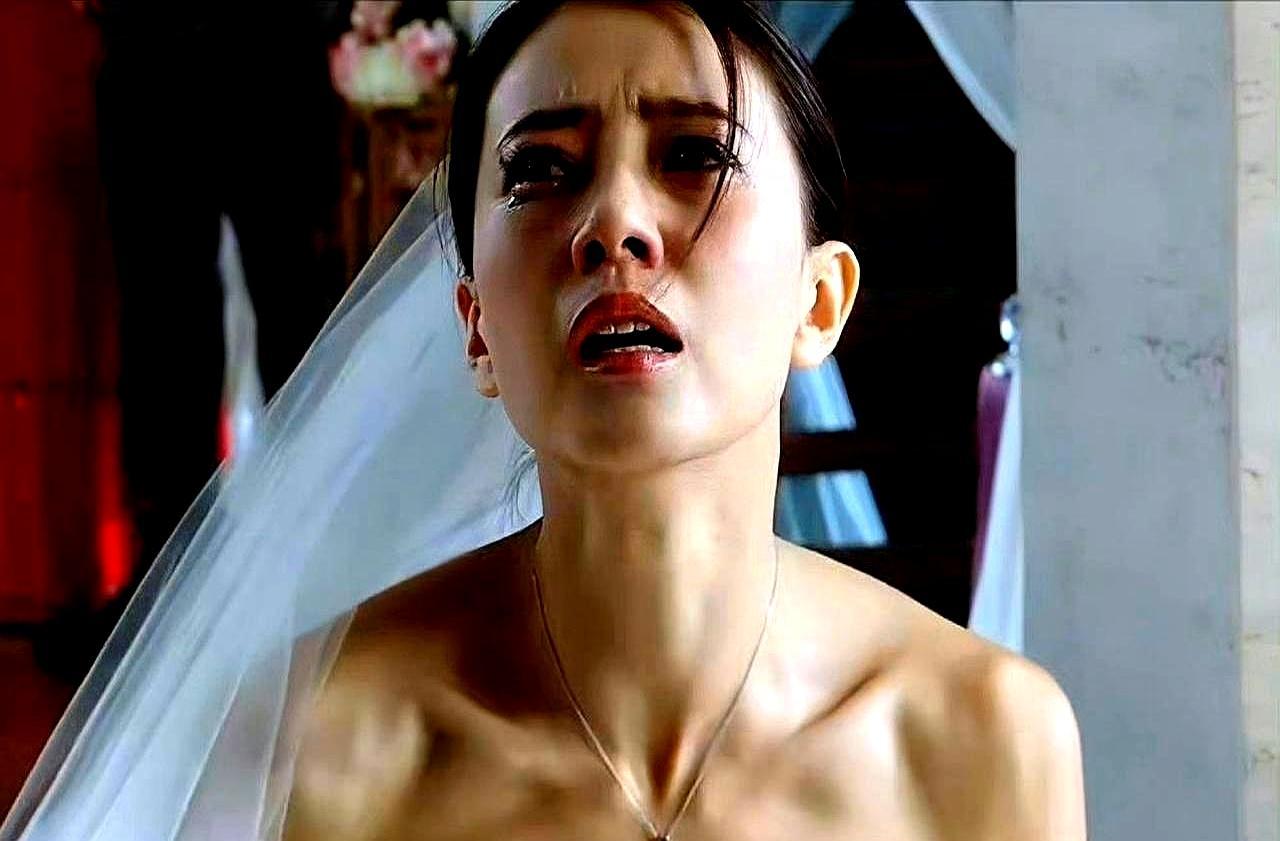 3个顶流连夜跑路
 
导演一句话：开机不许带妆，毛孔也得拍。三位流量当场撕合同，