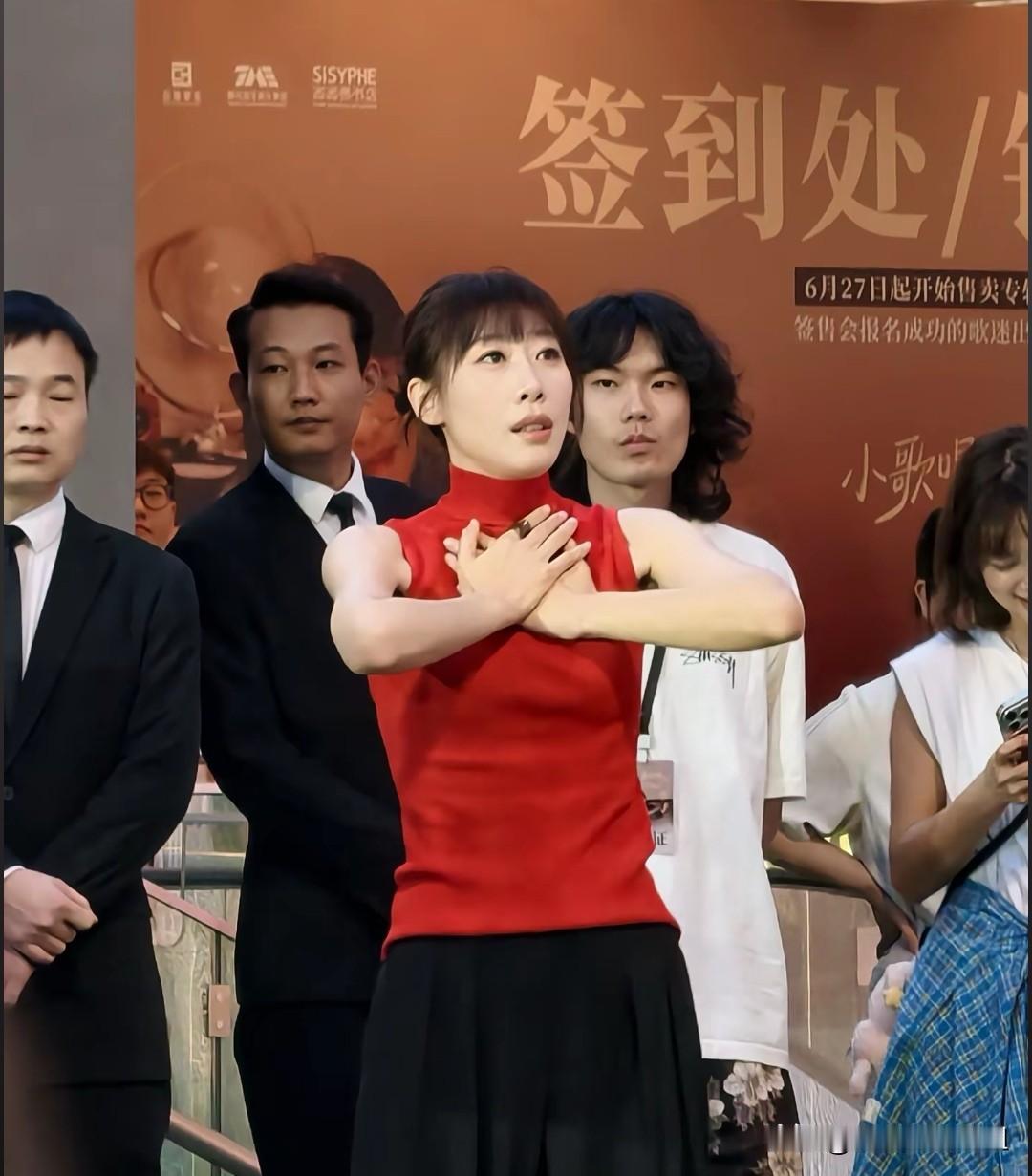 泪目！任素汐舞台深情演唱，破碎感直戳人心。
舞台蓝调光影下，任素汐一袭素白轻纱长