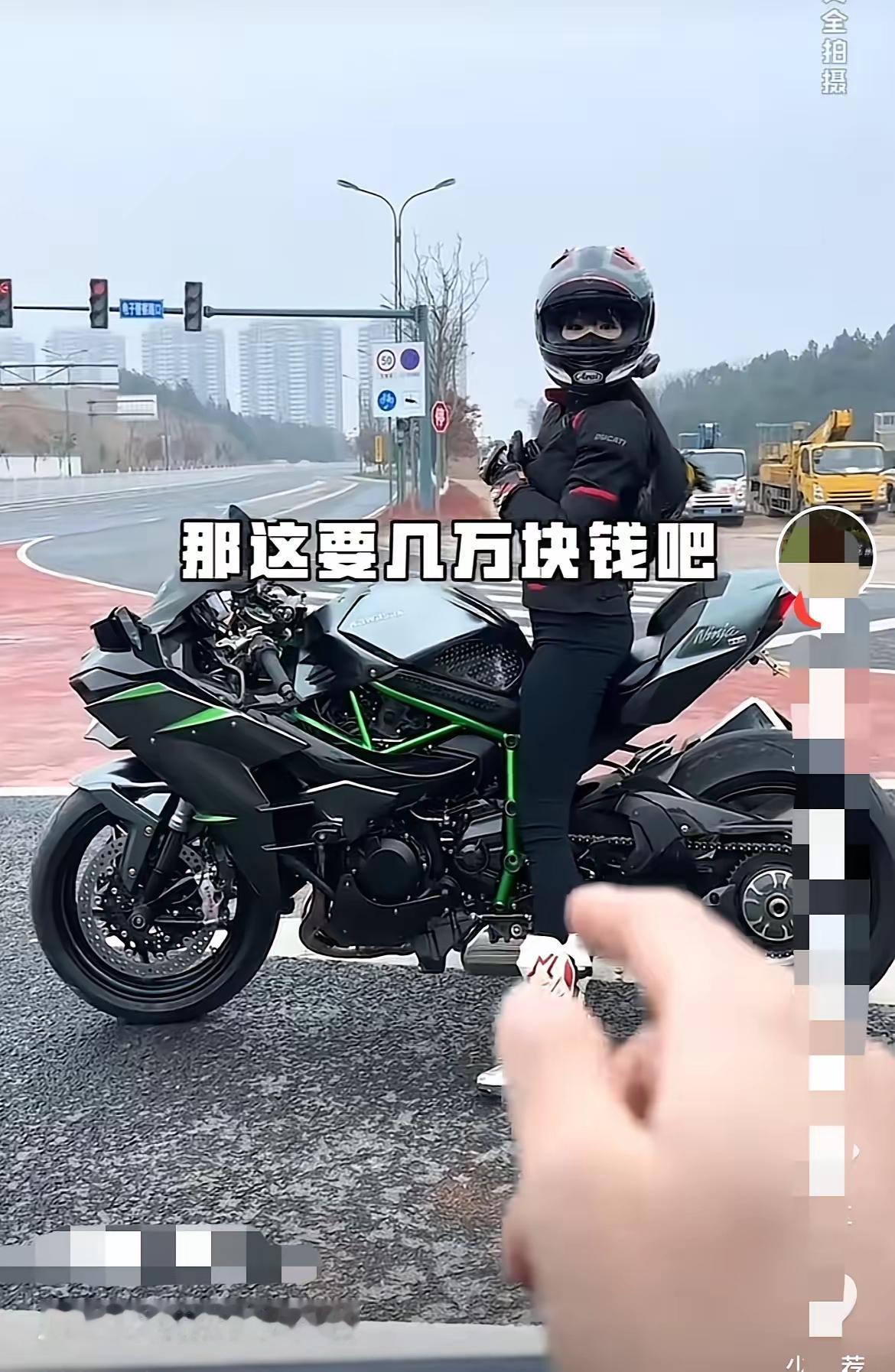 路口等红灯时，轿车男见机车女座驾惹眼上前搭话，得知48万报价后直言：这钱买奔驰宝