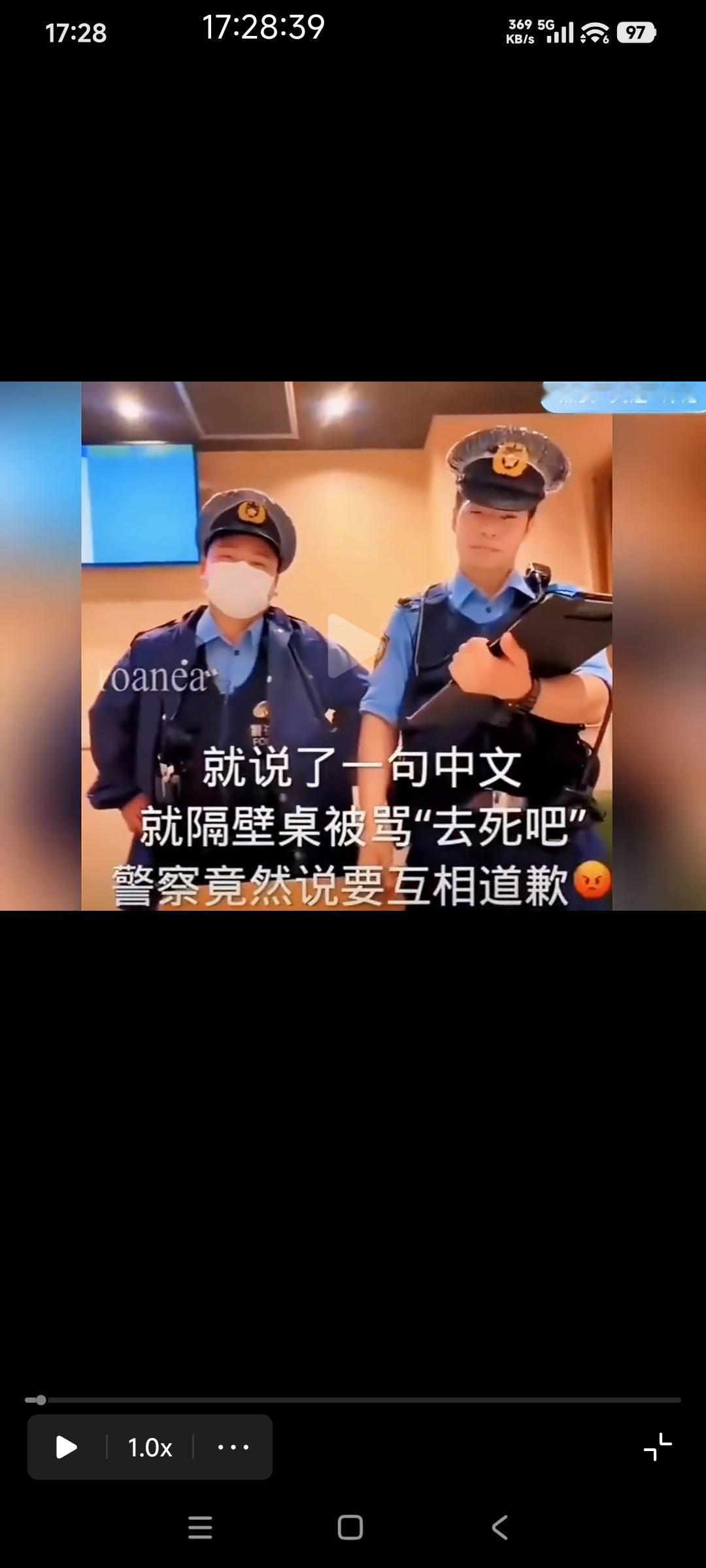 日本警察搞偏袒，让中国女游客十分生气！

这个中国女游客去日本餐厅吃饭时说中文，