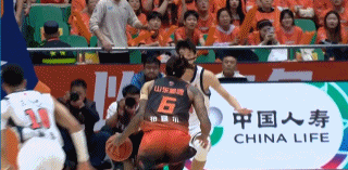 胡明轩的抢断，杜润旺的三分！广东追到9分的分差了！山东男篮vs广东男篮胡明轩
