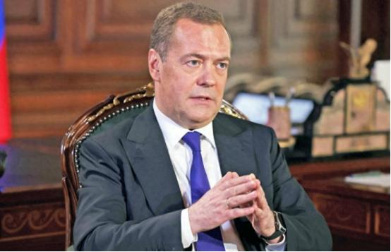 最近国际上出了个大动静，梅德韦杰夫最新发声点破一个大秘密，欧盟正在悄悄计划一支属