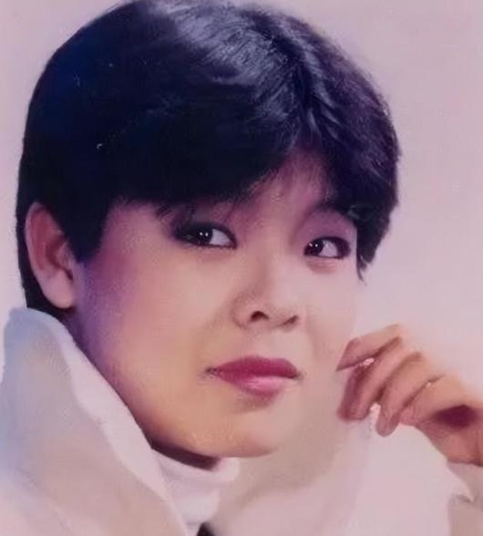1999年，28岁的谢津洗完澡后，从23层高楼一跃而下，临终时，她躺在母亲的怀里