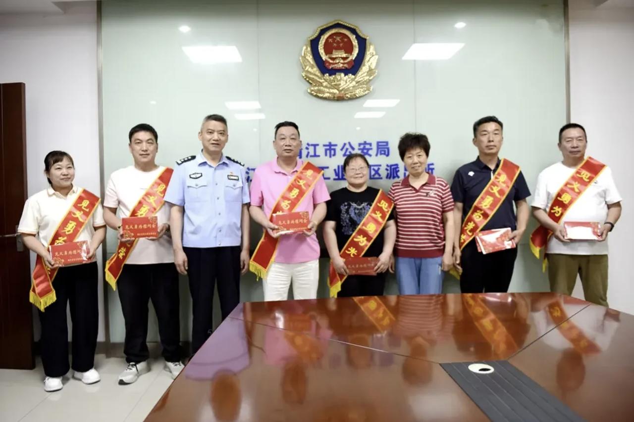 5月24日，《人民日报》使劲地表扬了这6个人。

他们是王芳、徐巧林、李小明、姚