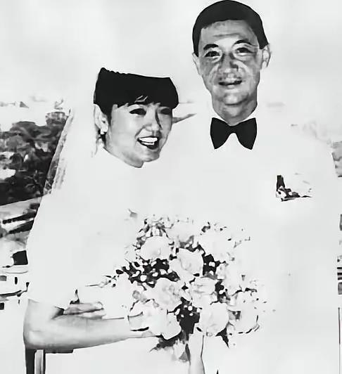 1976，蒋孝武家里见到小他20岁的英文老师蔡惠媚，立马上头。妻子吃醋，闹崩走人