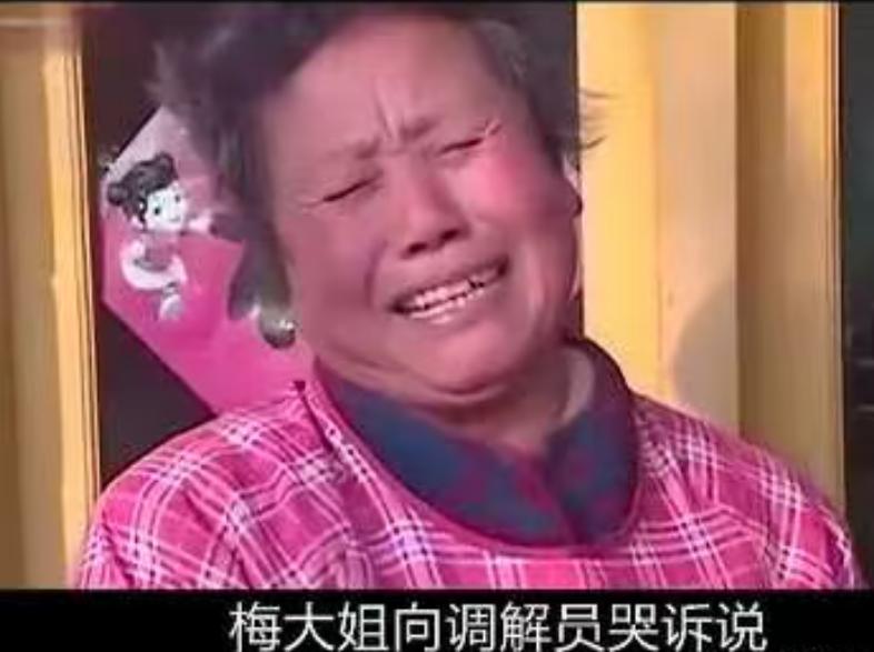 母亲联合4个女儿毒打大儿媳，父亲不但不劝阻，反而拿出一把杀猪刀站在一旁叫嚣：“打