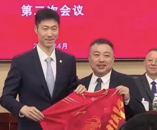 看看刘国梁是怎么评价莎头的吧：
莎莎的短板就是迷路，小迷糊。
大头的短板是爱出洋