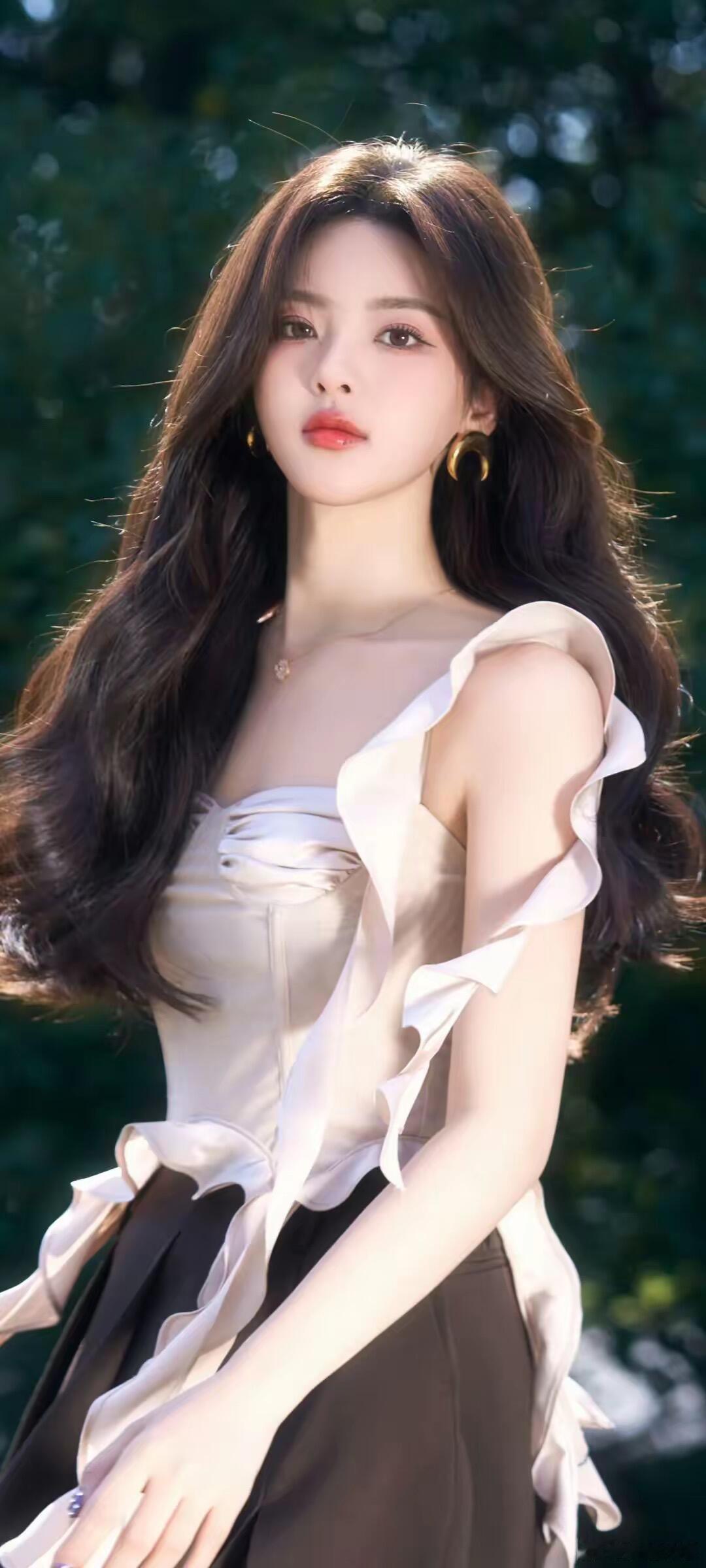 杨超越这张脸太适合电影了谁来懂一懂杨超越的美貌！！不仅仅是五官非常精致，骨相更是