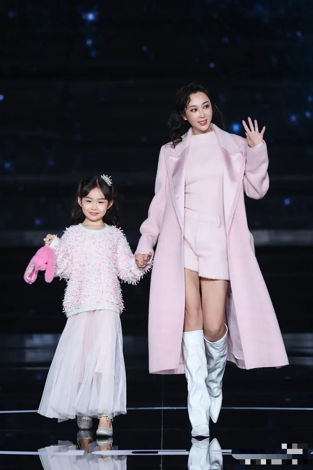 严宽老婆杜若溪和女儿一起走秀，美貌基因真的很难遗传。 ​​​