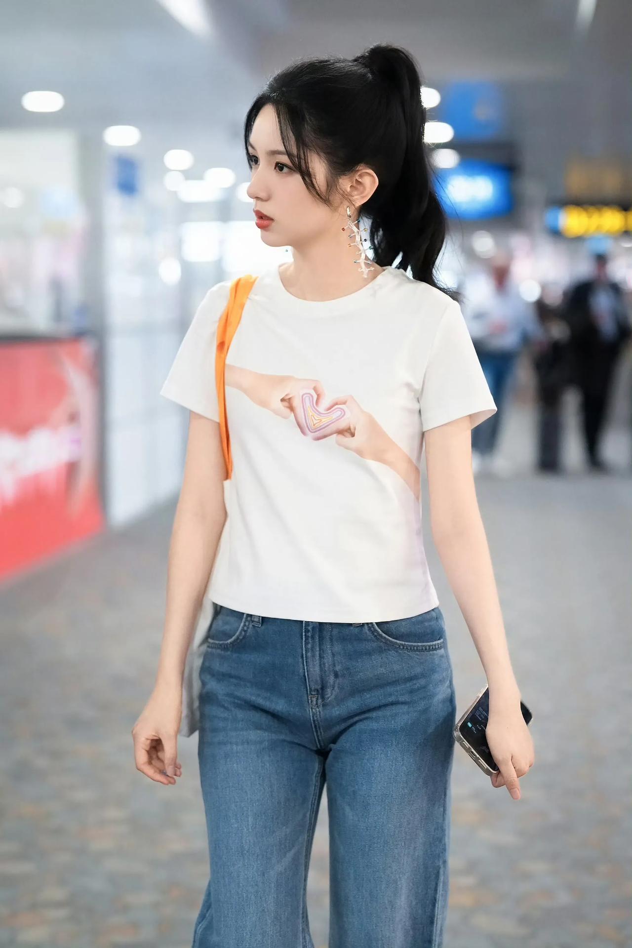 周也美图分享，清纯靓丽，五官精致周也 ​​ 周也写真照 周也写真 周也仙女裙 周