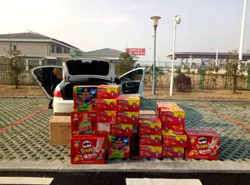 燃放烟花爆竹是春节的传统习俗，能增添浓郁的节日氛围。将禁放改为限放，不失为一个良