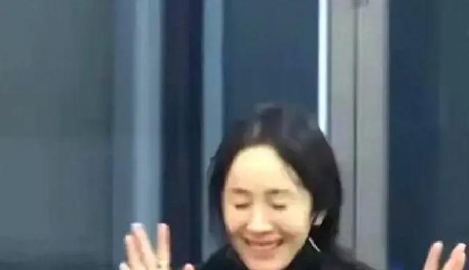 当你们还在讨论她红毯上的第几套高定时，杨幂的资本棋盘，已经落子到了汉江对岸。
8