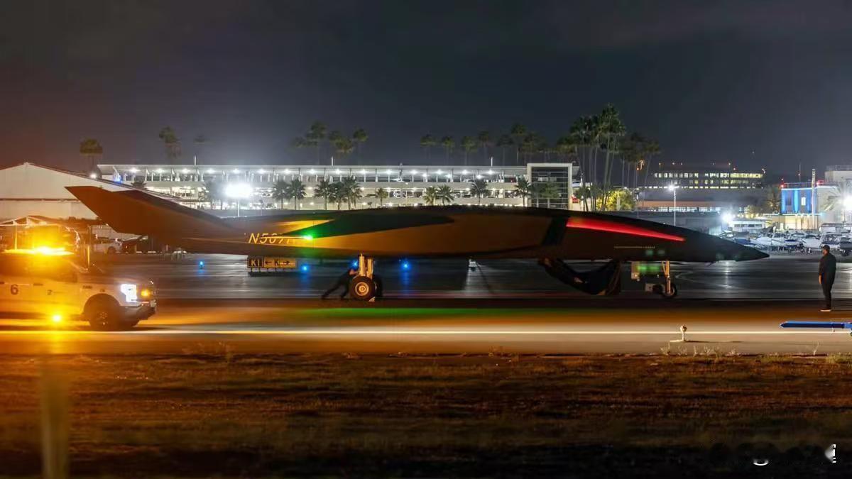 25吨神秘黑机现身美国机场，太空无人战机露出现实端倪
 
  近日美国《战区》媒