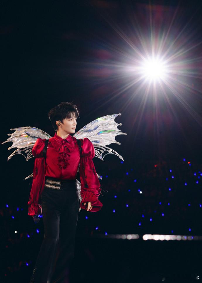 跟周深上班久了会被同化 成都演唱会太会整活！周深团队三星堆弹吉他，熊猫蹦迪直拍、