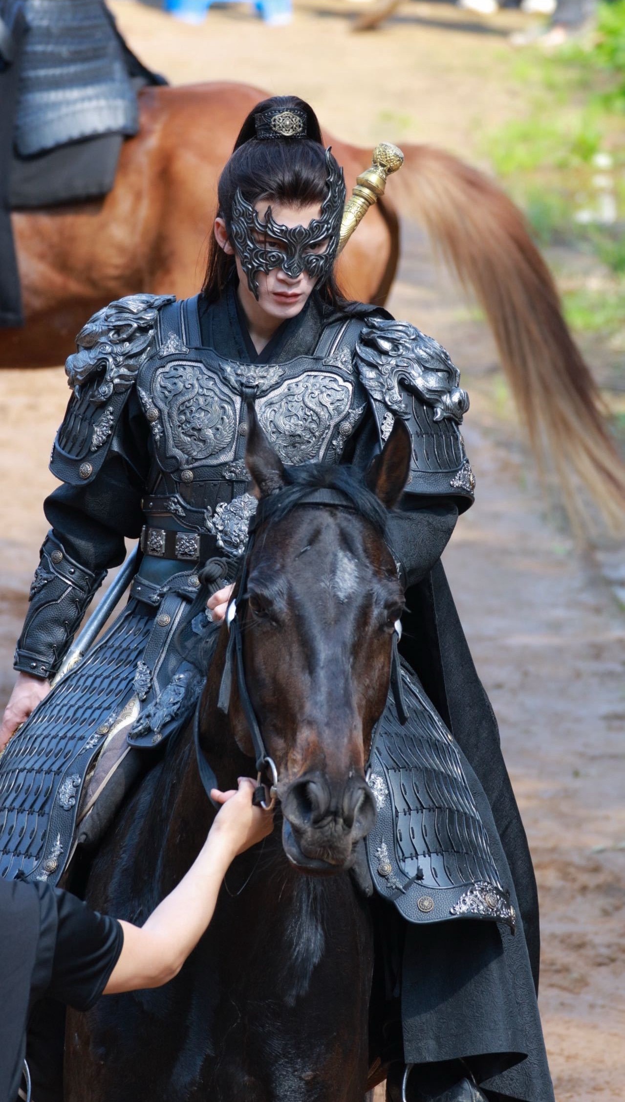 这一身铠甲穿在谢却山身上简直绝配檀健次谢却山 /檀健次何不同舟渡